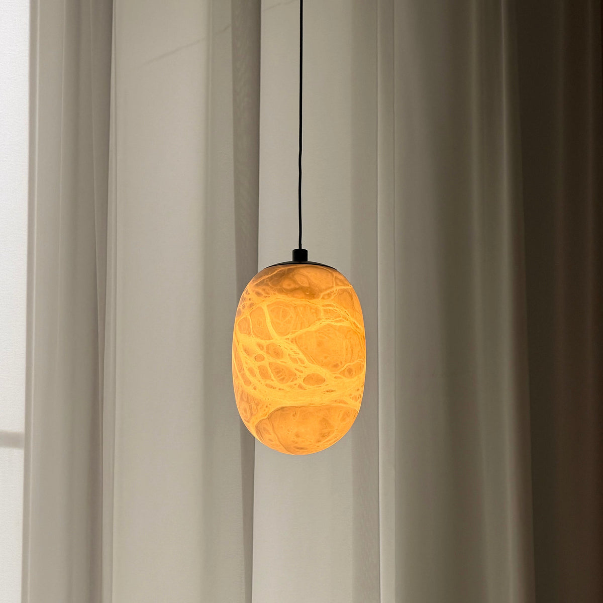 Eireenne hanglamp van albast in