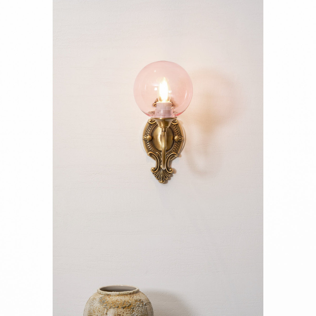 Lavinia wandlamp met en roze afwerking
