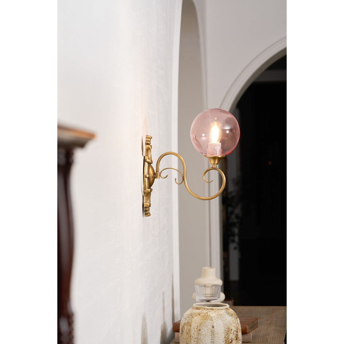 Lavinia wandlamp met en roze afwerking