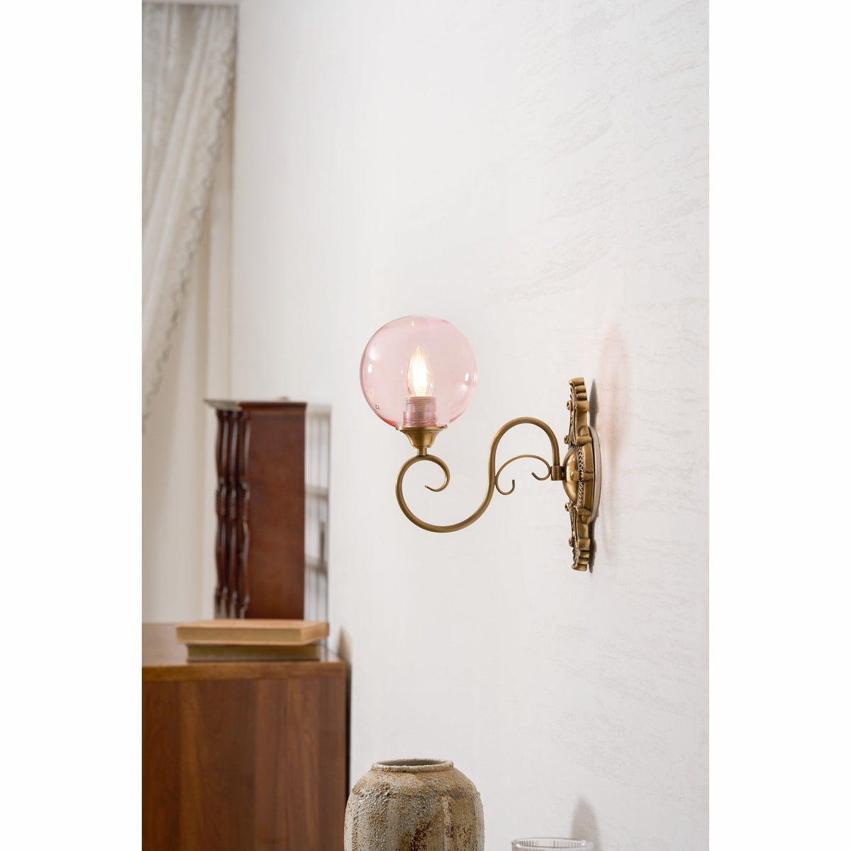 Lavinia wandlamp met en roze afwerking