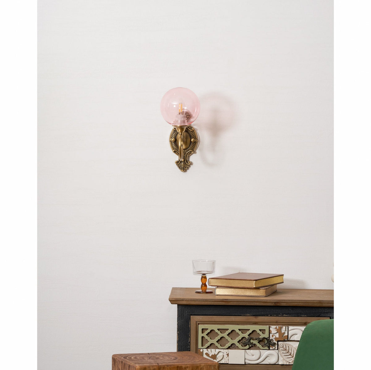 Lavinia wandlamp met en roze afwerking
