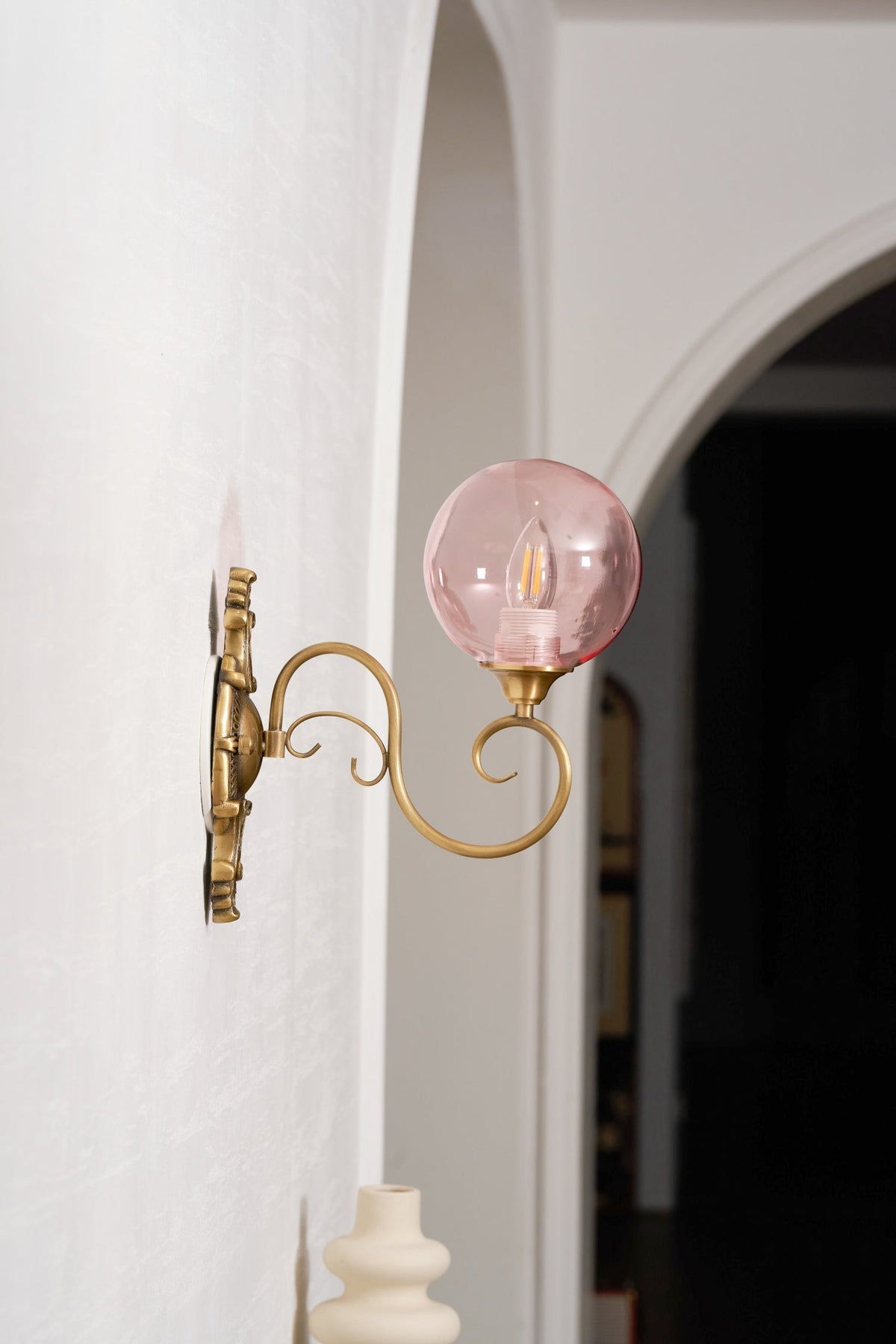Lavinia wandlamp met en roze afwerking