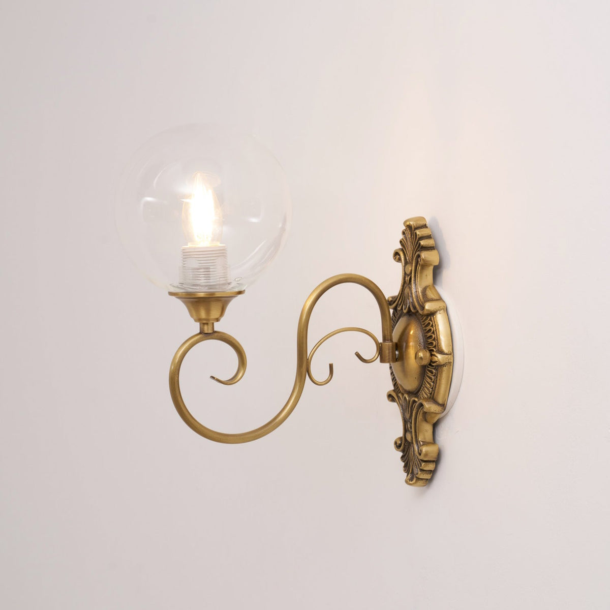 Lavinia wandlamp met en roze afwerking