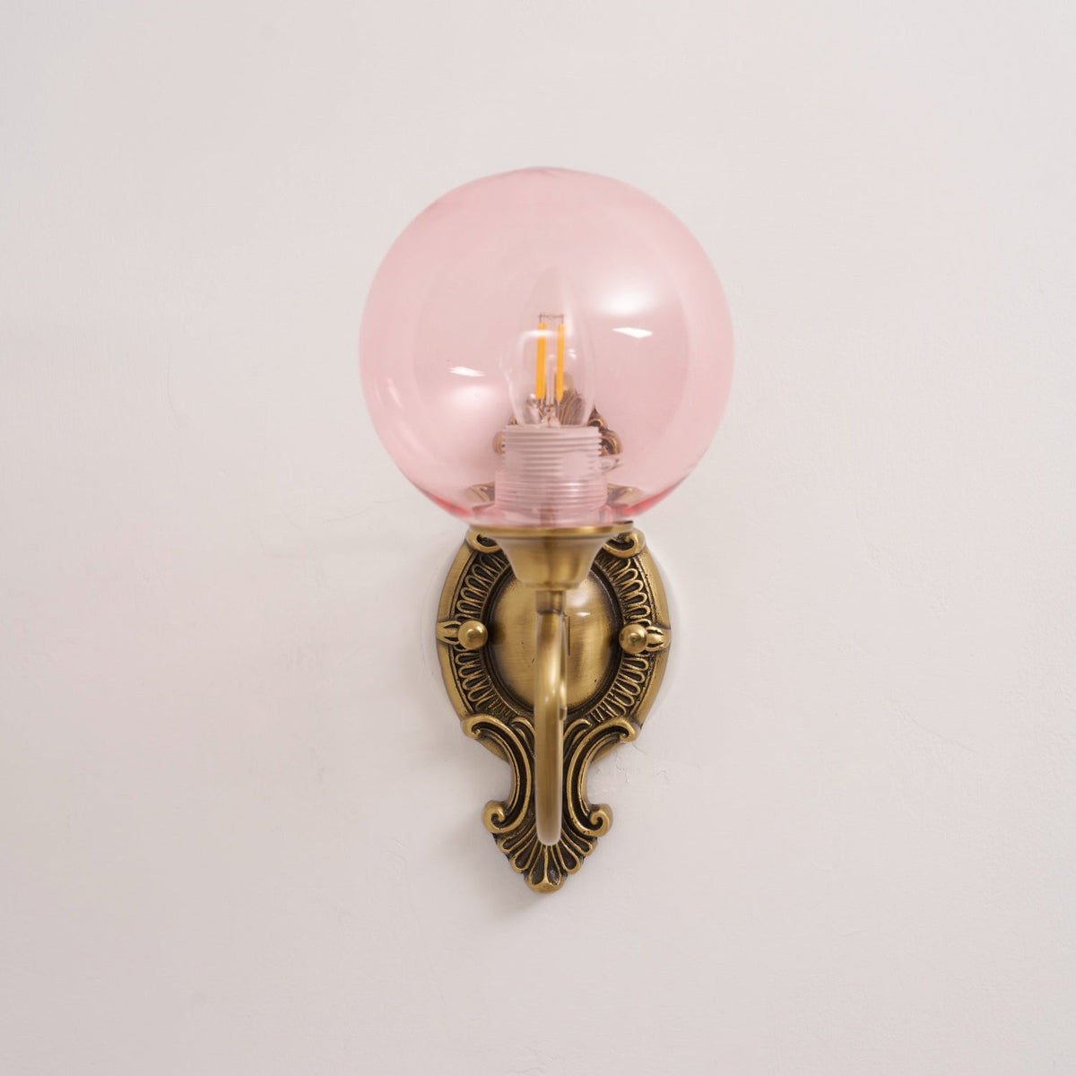 Lavinia wandlamp met en roze afwerking