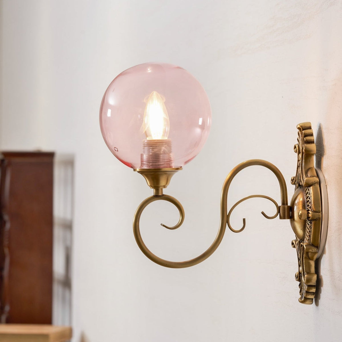 Lavinia wandlamp met en roze afwerking