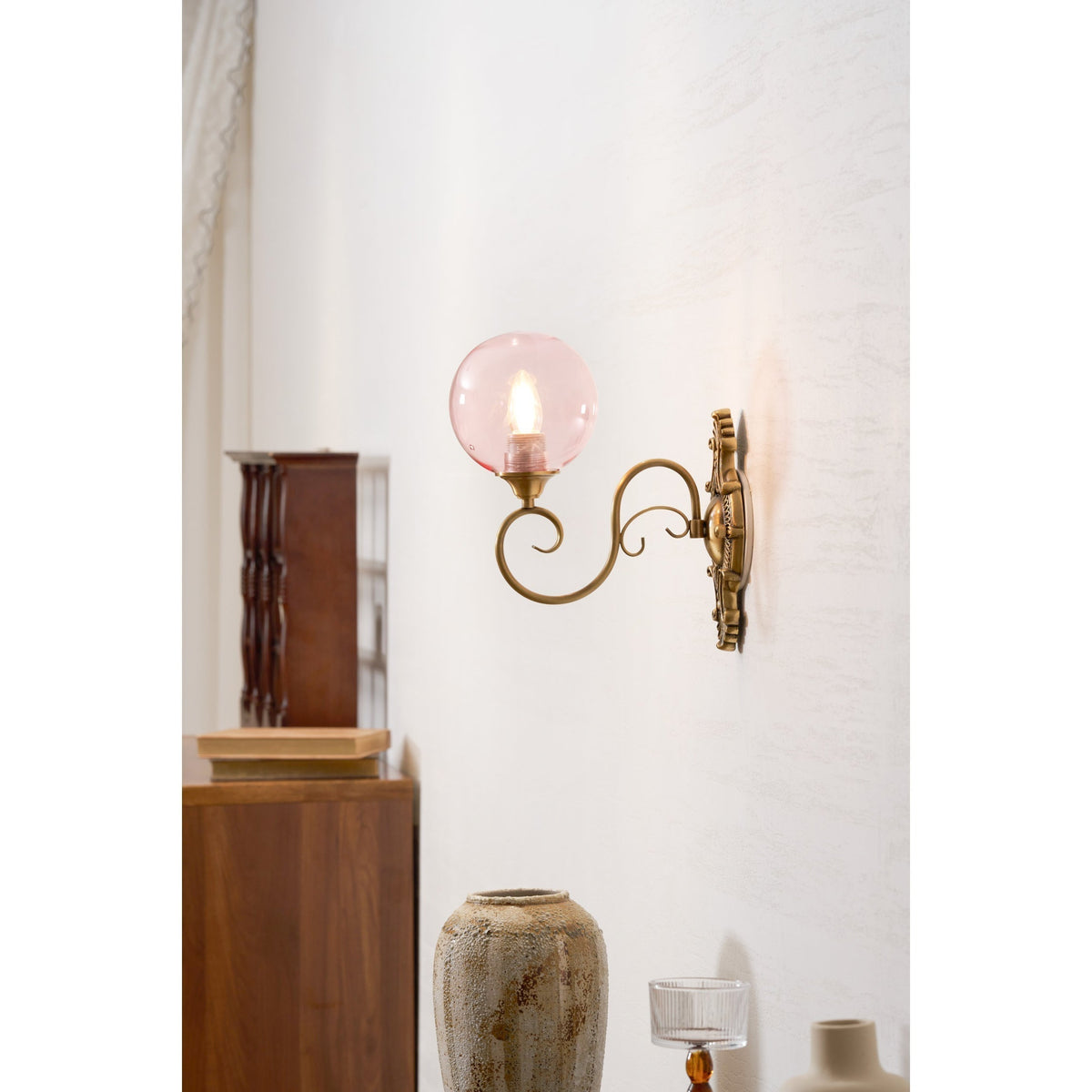 Lavinia wandlamp met en roze afwerking
