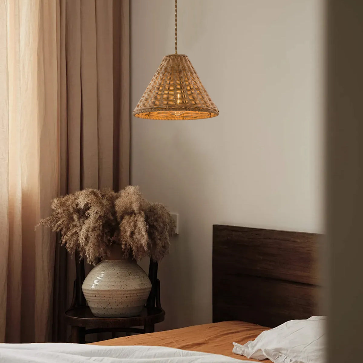 Hanglamp met rotan kap en metalen lichaam conische vorm natuurlijk minimalistisch
