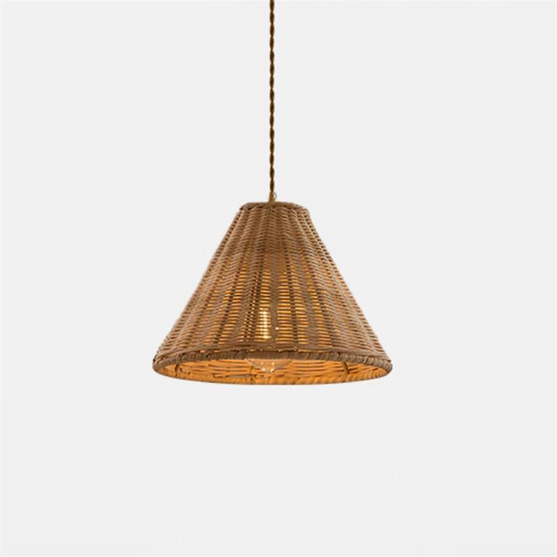 Hanglamp met rotan kap en metalen lichaam conische vorm natuurlijk minimalistisch