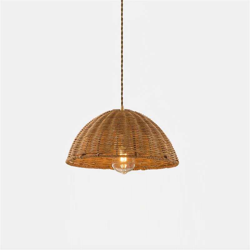 Hanglamp met rotan kap en metalen lichaam conische vorm natuurlijk minimalistisch