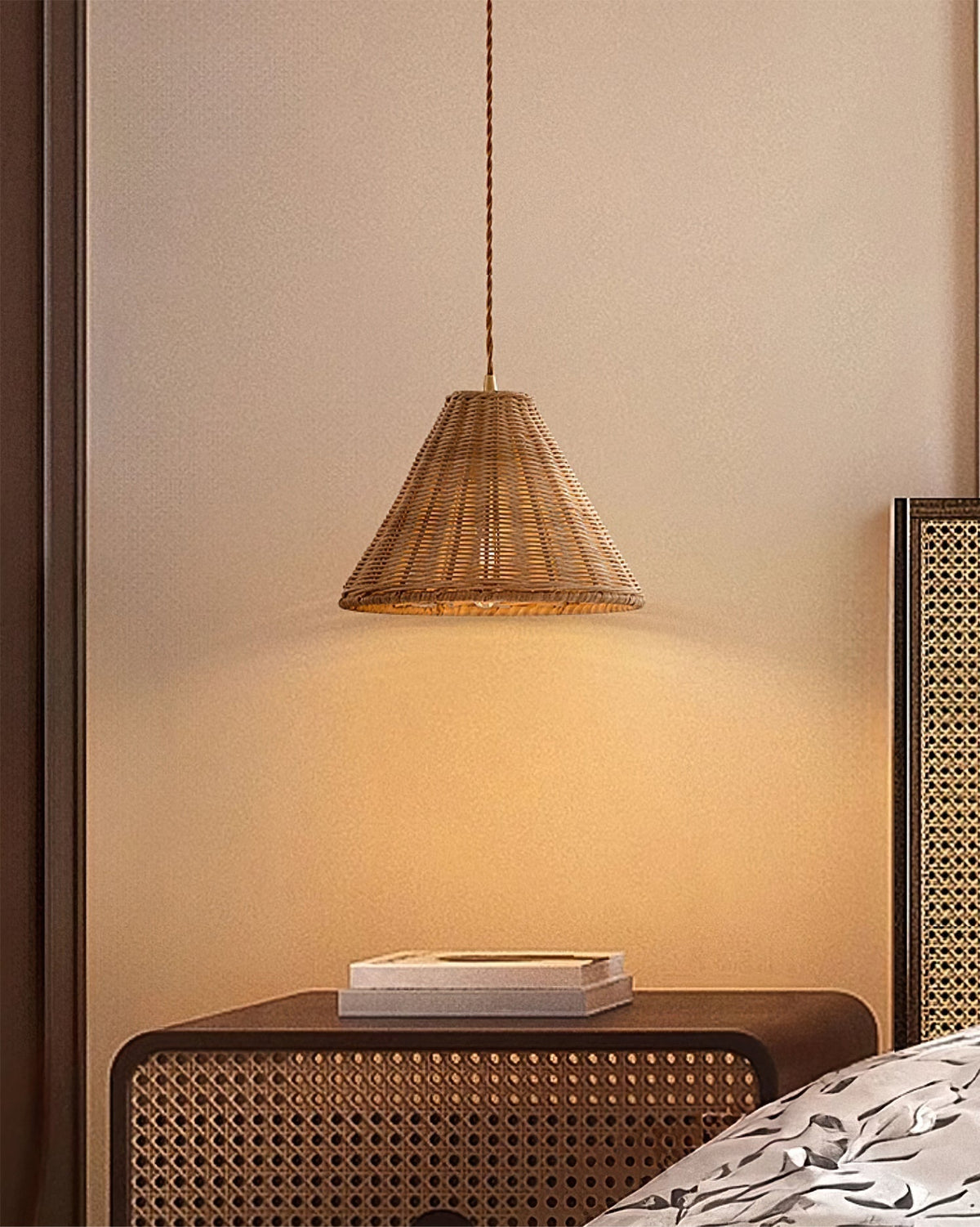 Hanglamp met rotan kap en metalen lichaam conische vorm natuurlijk minimalistisch