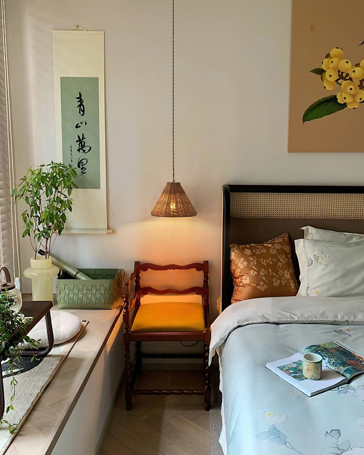 Hanglamp met rotan kap en metalen lichaam conische vorm natuurlijk minimalistisch
