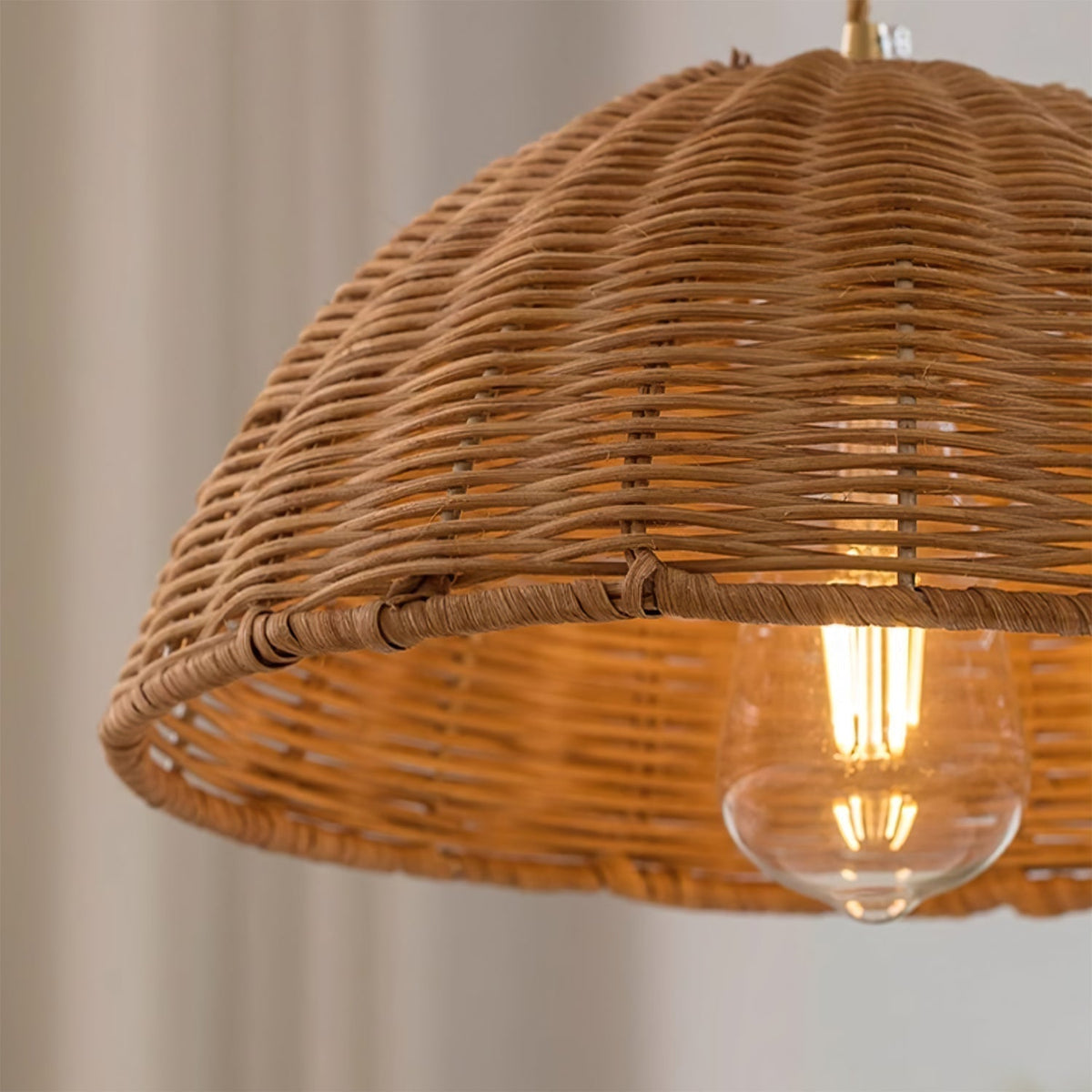 Hanglamp met rotan kap en metalen lichaam conische vorm natuurlijk minimalistisch