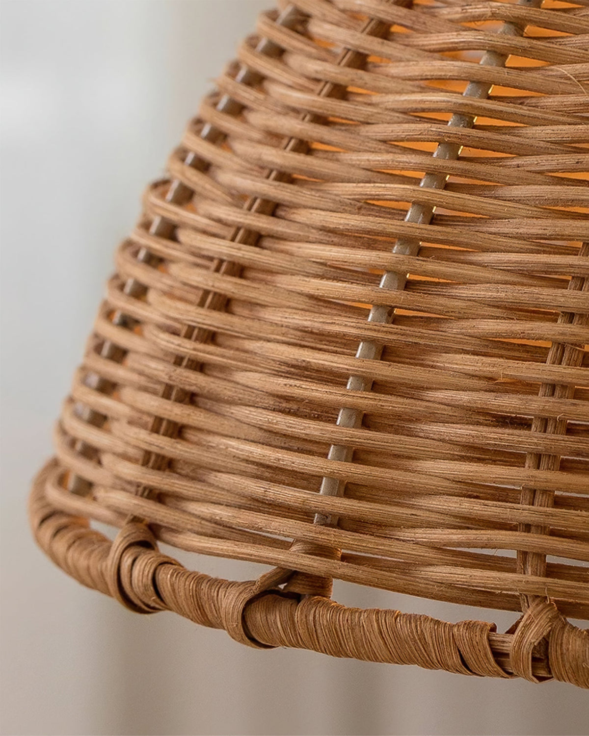 Hanglamp met rotan kap en metalen lichaam conische vorm natuurlijk minimalistisch