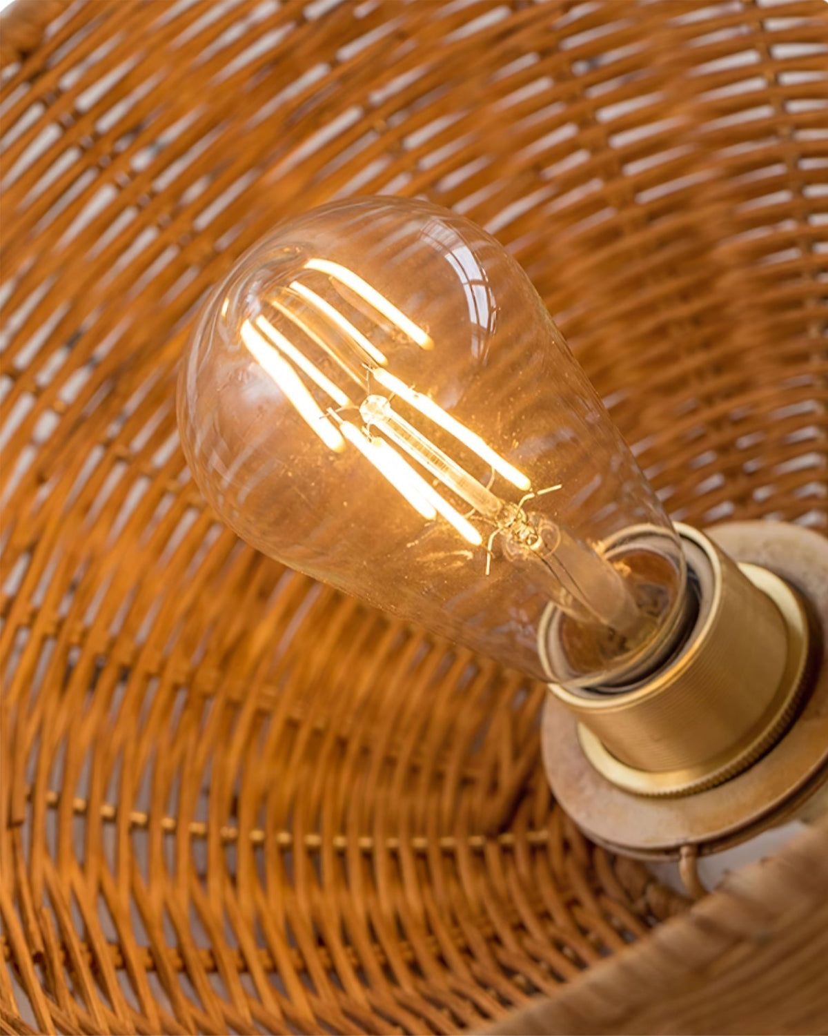 Hanglamp met rotan kap en metalen lichaam conische vorm natuurlijk minimalistisch