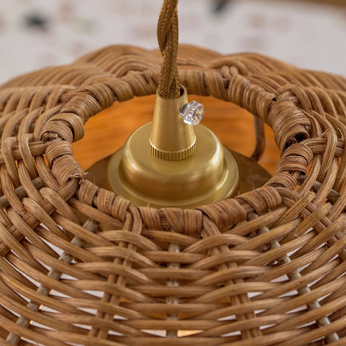 Hanglamp met rotan kap en metalen lichaam conische vorm natuurlijk minimalistisch