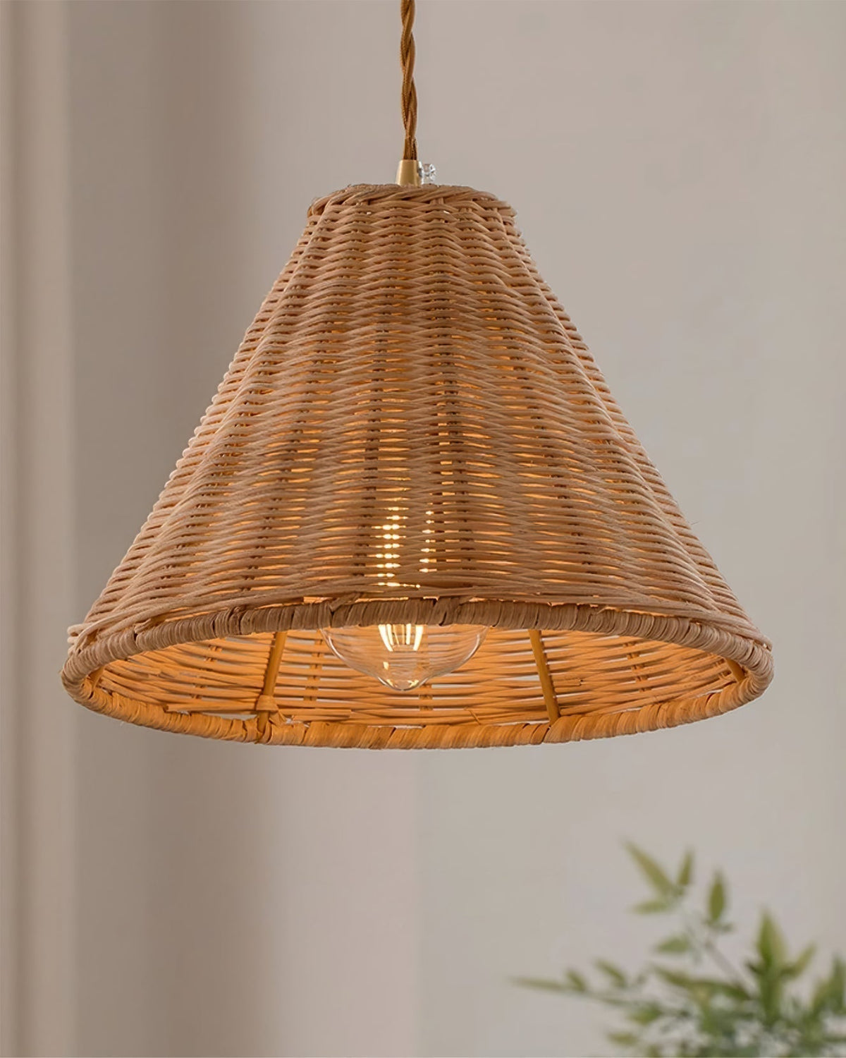 Hanglamp met rotan kap en metalen lichaam conische vorm natuurlijk minimalistisch