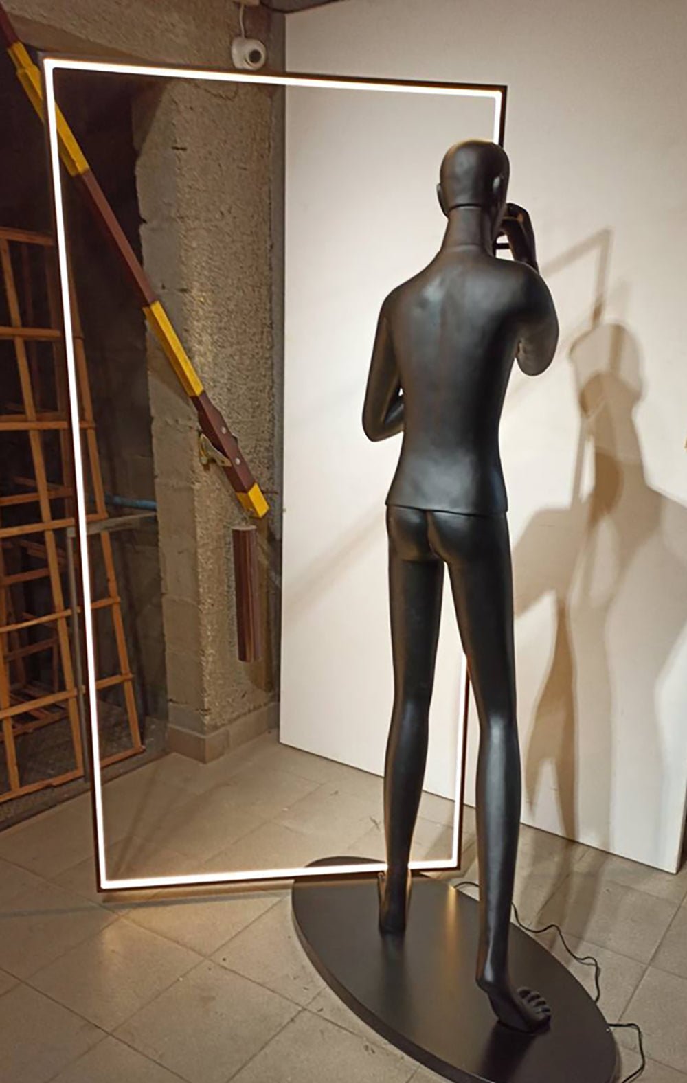 Onoryra sculpturale vloerlamp in zwart met spiegel