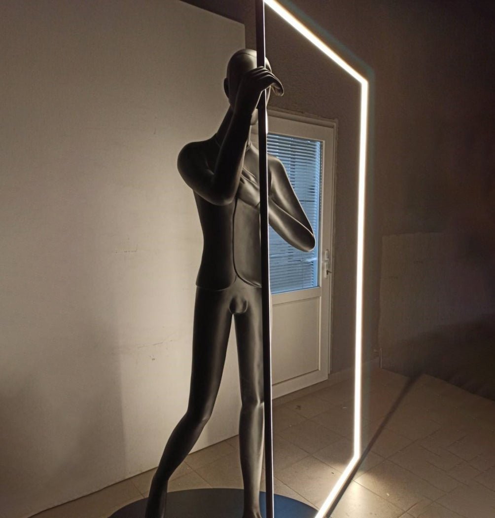 Onoryra sculpturale vloerlamp in zwart met spiegel