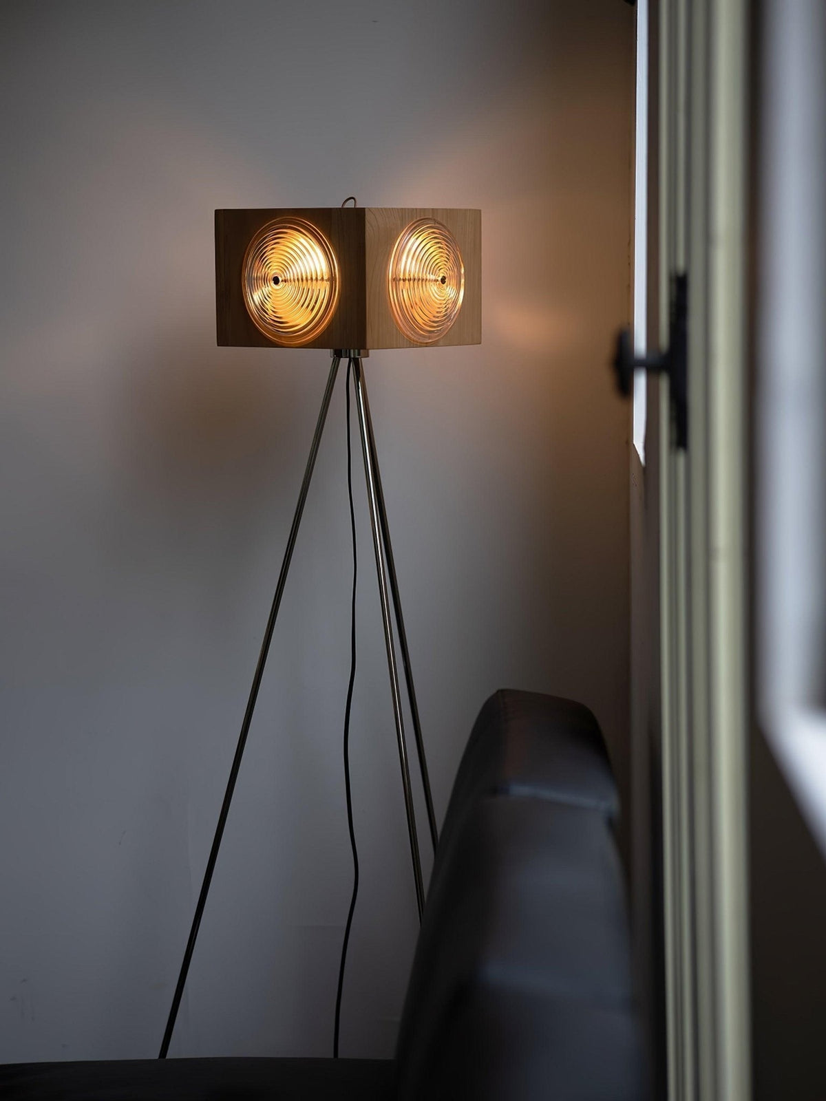 Vesoren houten vloerlamp met driepoot