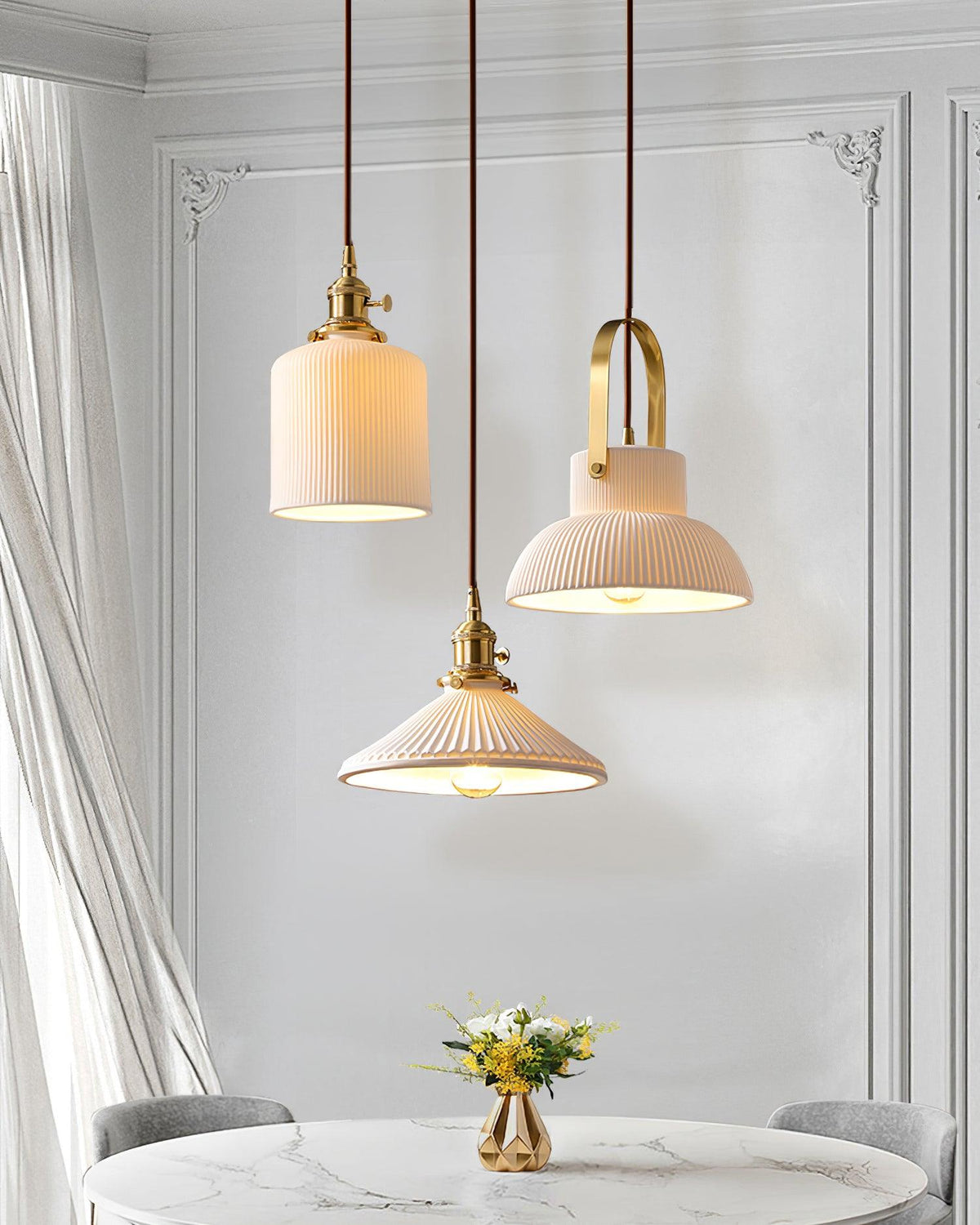 Hanglamp met ribbelstructuur in wit keramiek en messing handvat