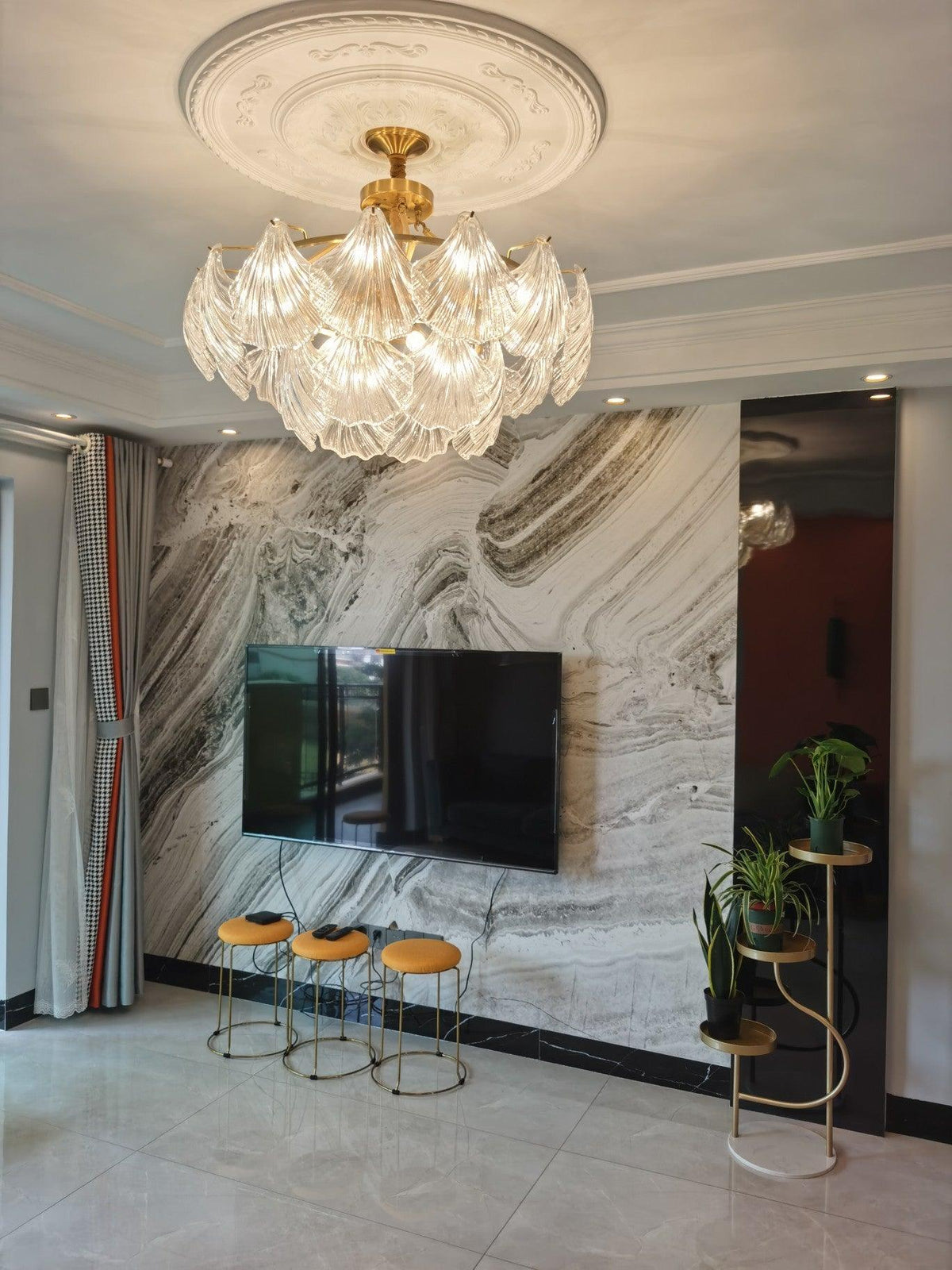 Veluaya plafondlamp met ribbelvormige glazen kap in goudkleurige afwerking