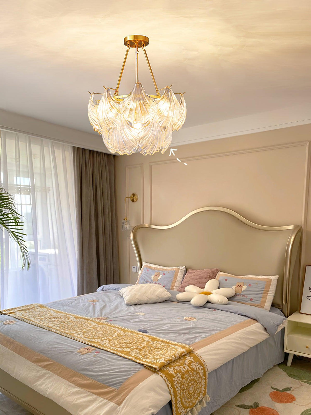 Veluaya plafondlamp met ribbelvormige glazen kap in goudkleurige afwerking