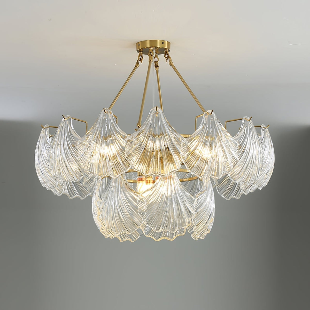 Veluaya plafondlamp met ribbelvormige glazen kap in goudkleurige afwerking