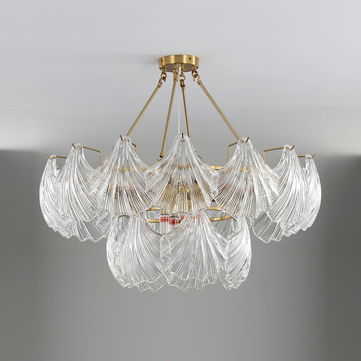 Veluaya plafondlamp met ribbelvormige glazen kap in goudkleurige afwerking