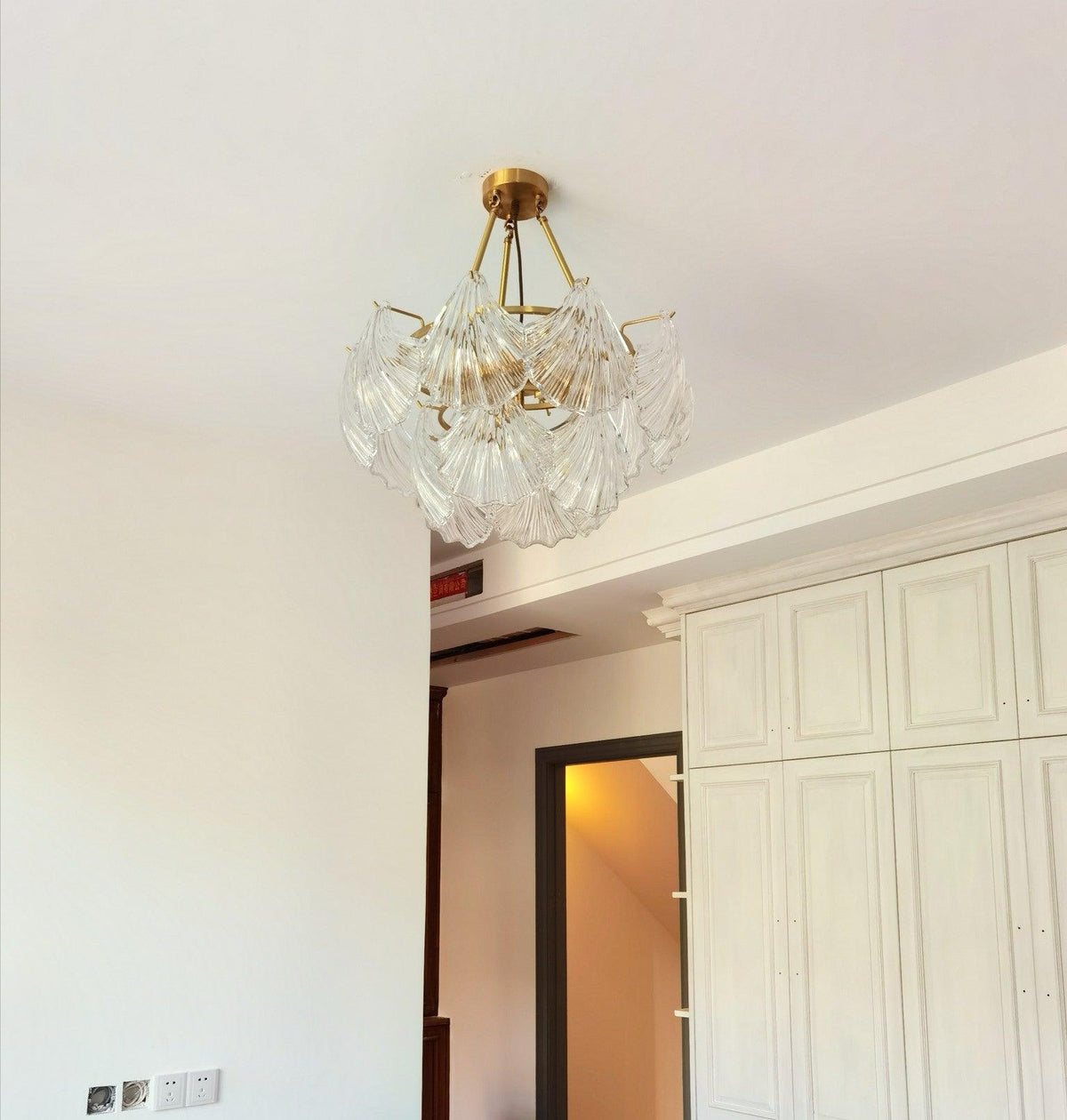 Veluaya plafondlamp met ribbelvormige glazen kap in goudkleurige afwerking