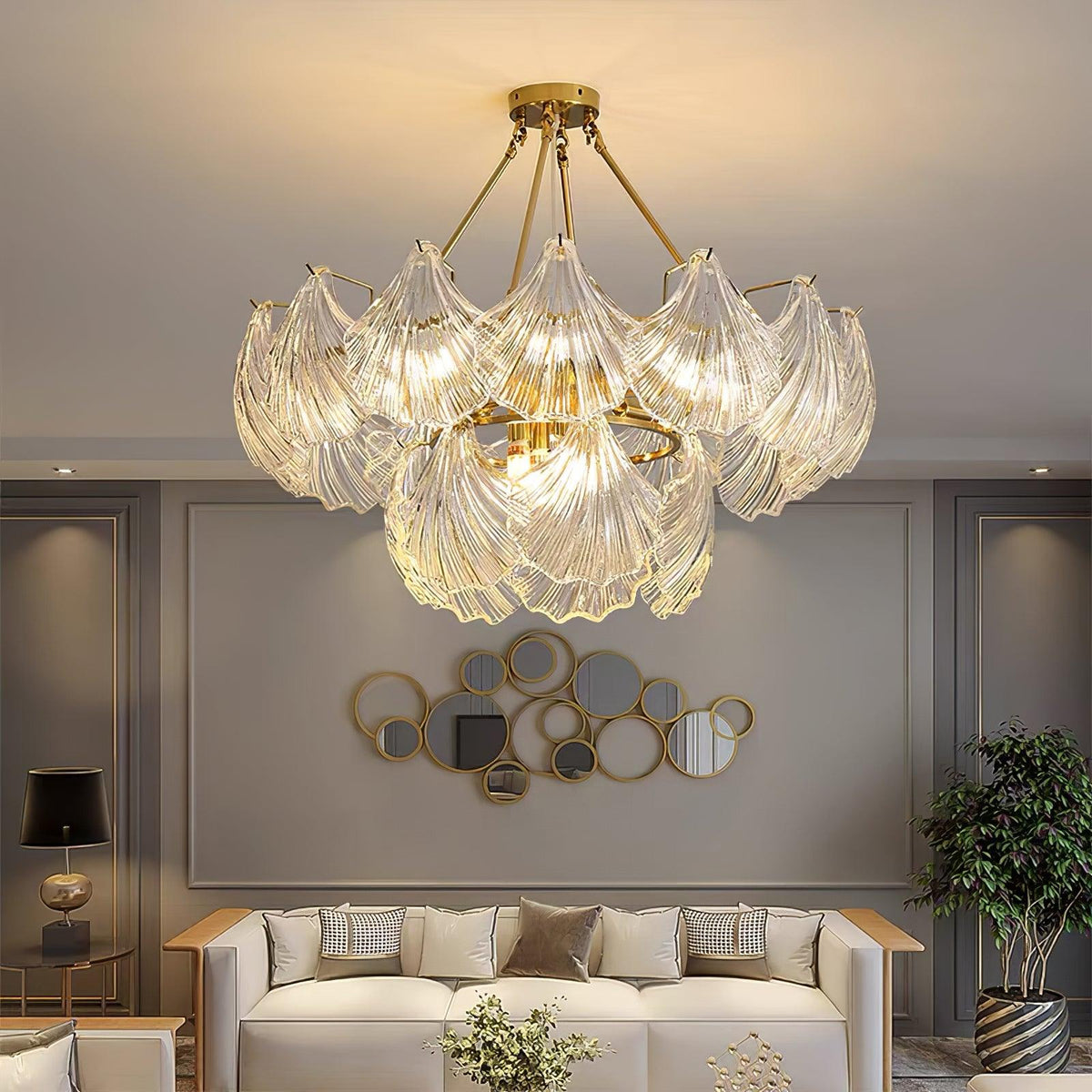 Veluaya plafondlamp met ribbelvormige glazen kap in goudkleurige afwerking