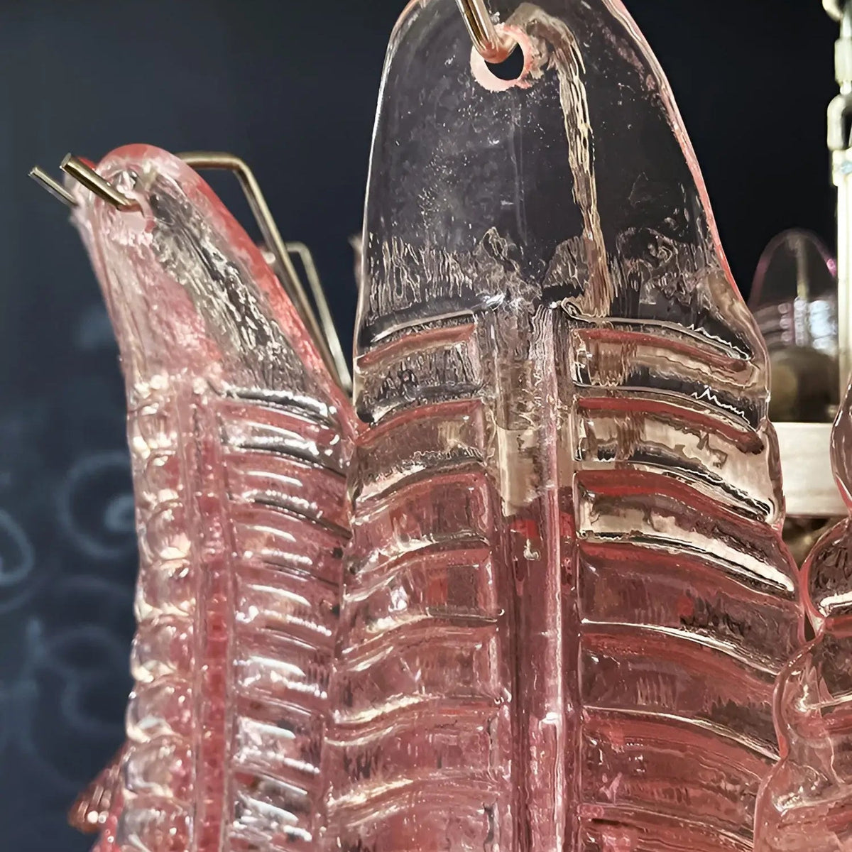Liorisian kroonluchter met roze Murano-glasbladeren cascaderend romantisch