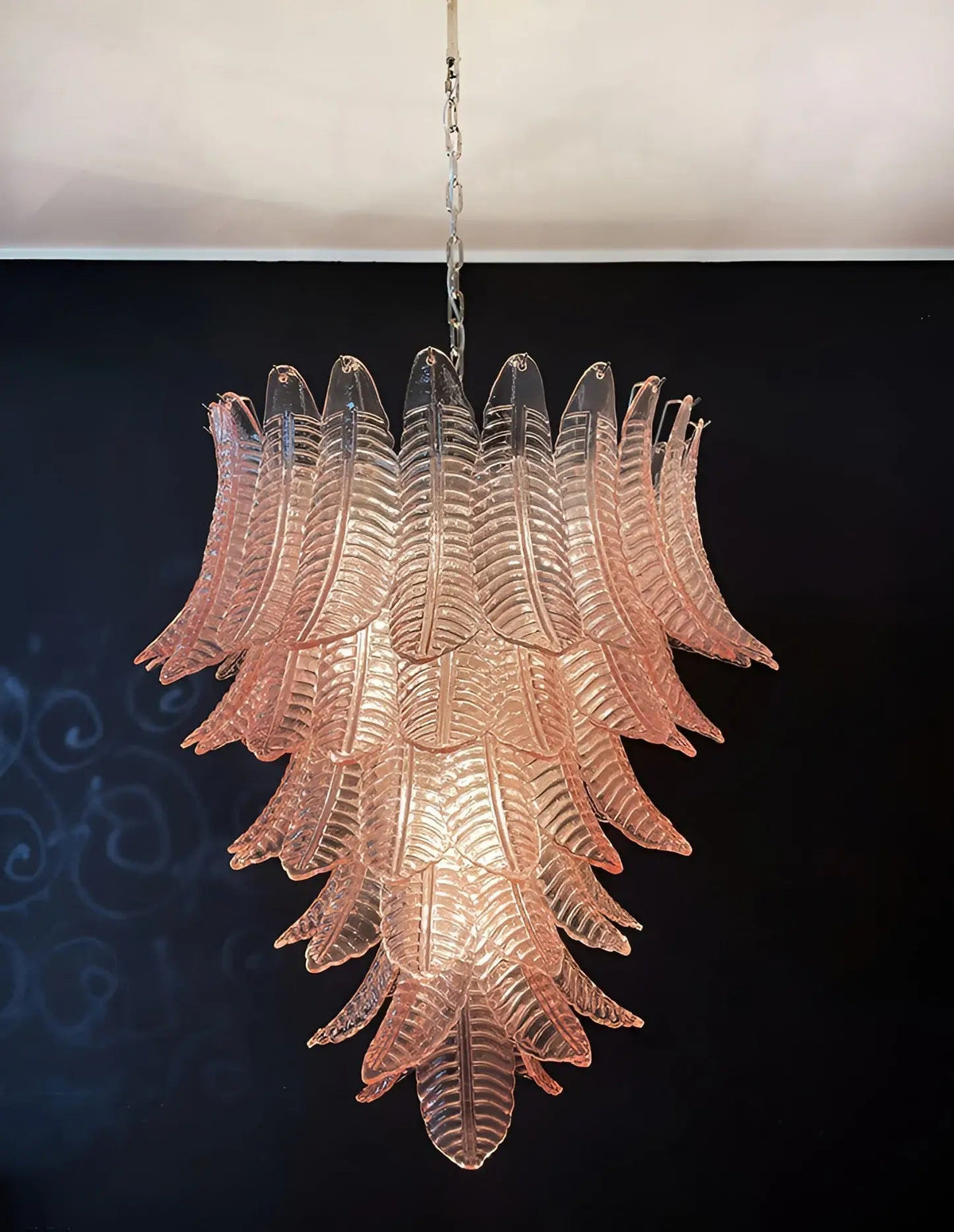 Liorisian kroonluchter met roze Murano-glasbladeren cascaderend romantisch