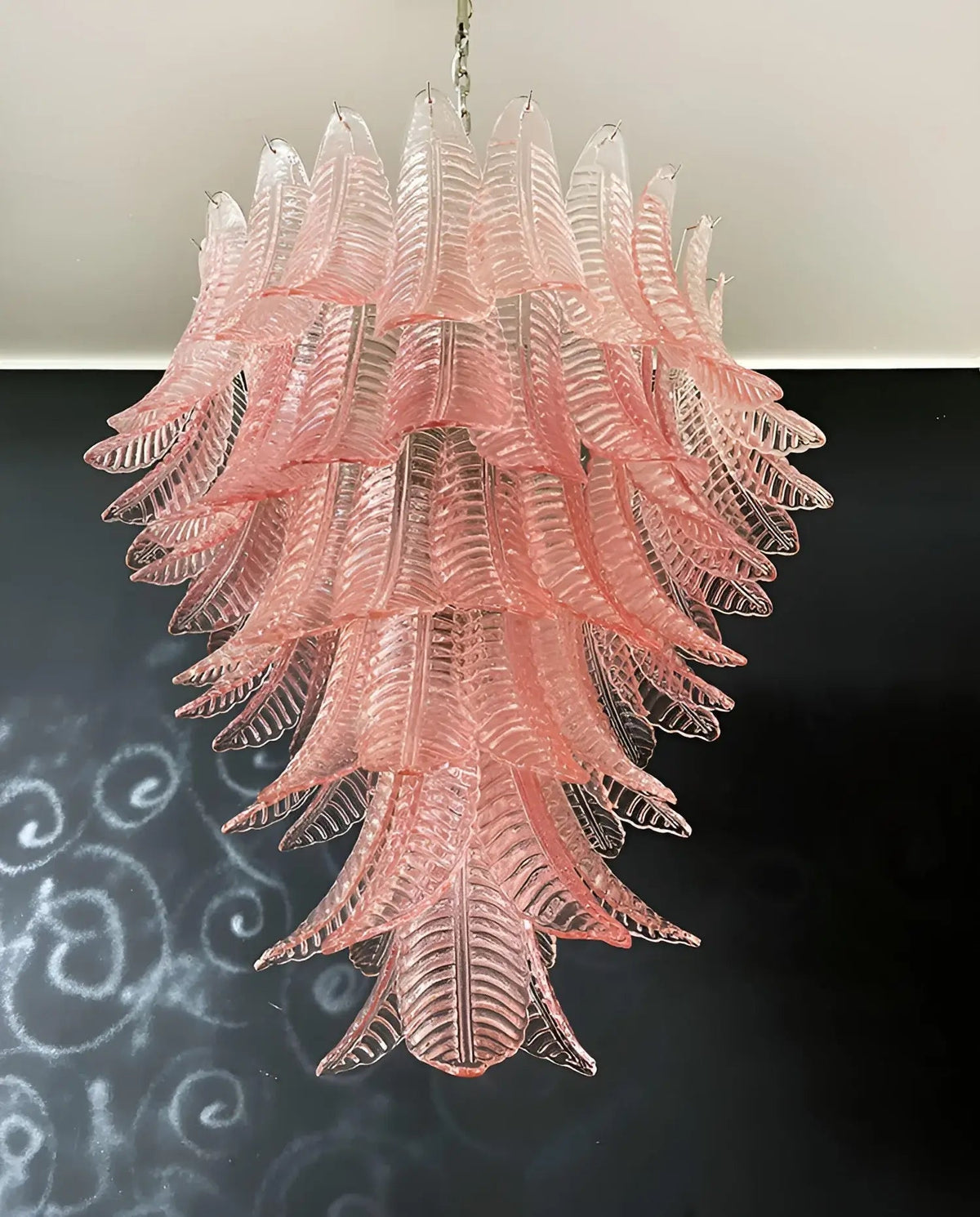 Liorisian kroonluchter met roze Murano-glasbladeren cascaderend romantisch