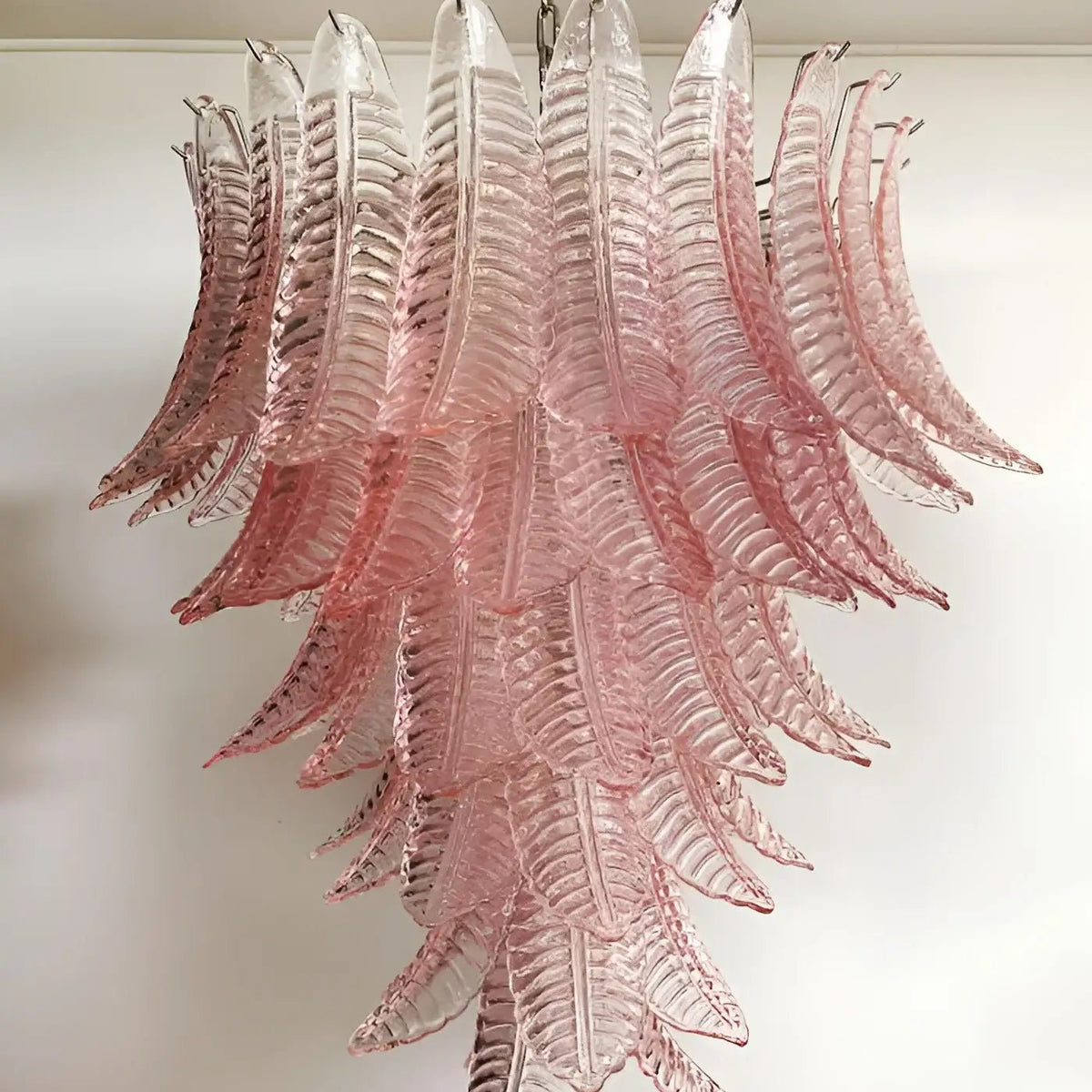 Liorisian kroonluchter met roze Murano-glasbladeren cascaderend romantisch