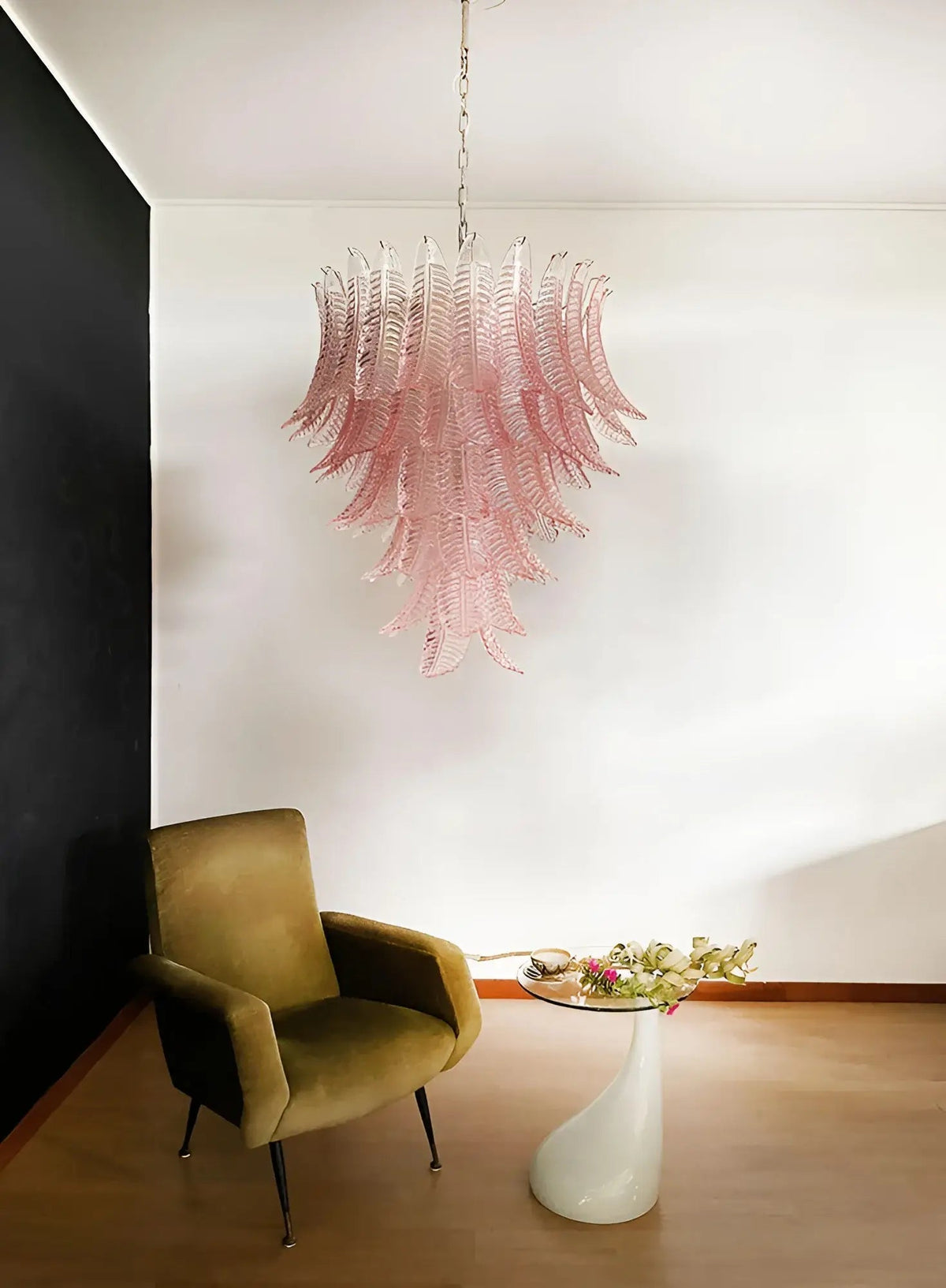 Liorisian kroonluchter met roze Murano-glasbladeren cascaderend romantisch