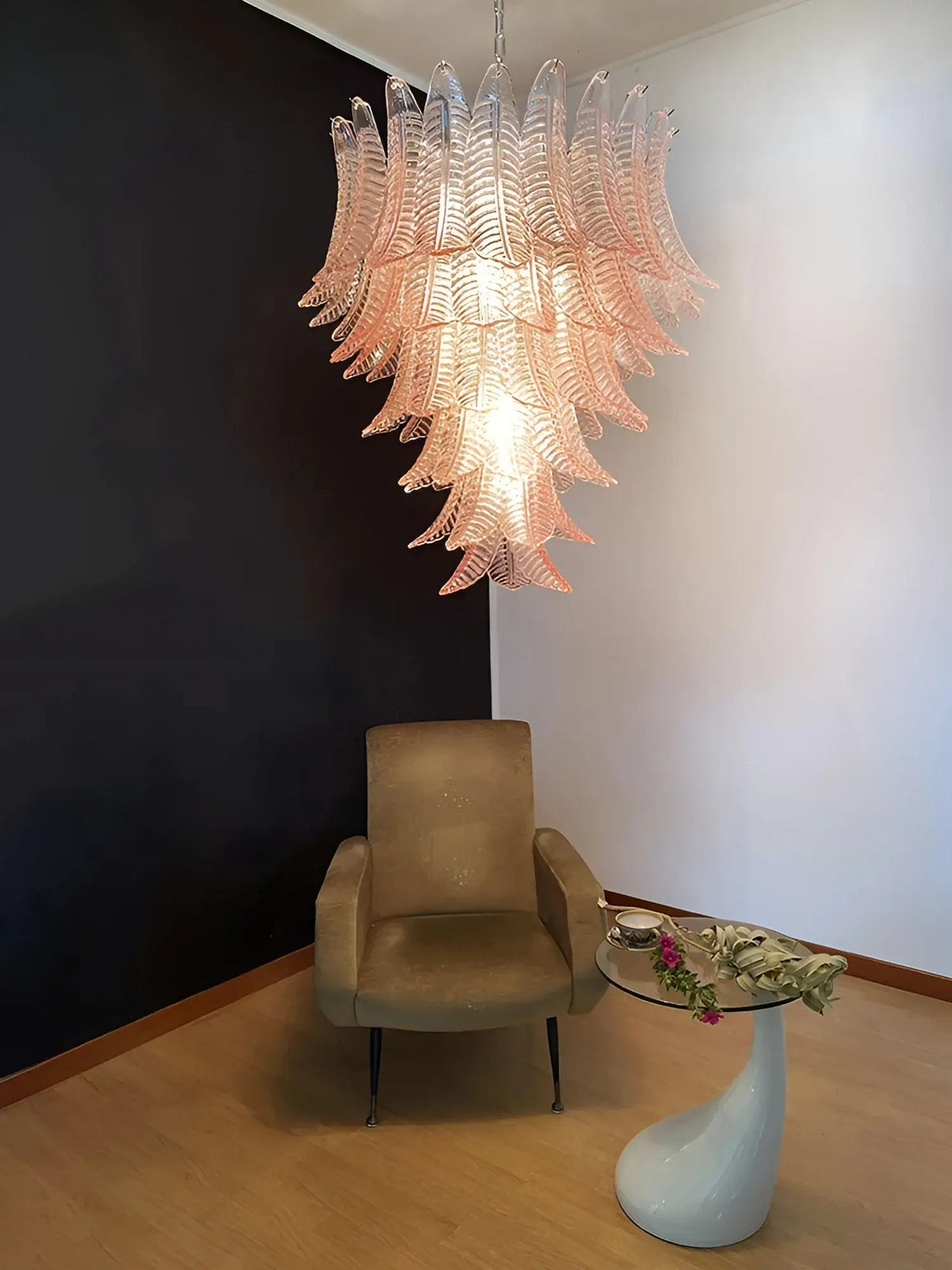 Liorisian kroonluchter met roze Murano-glasbladeren cascaderend romantisch