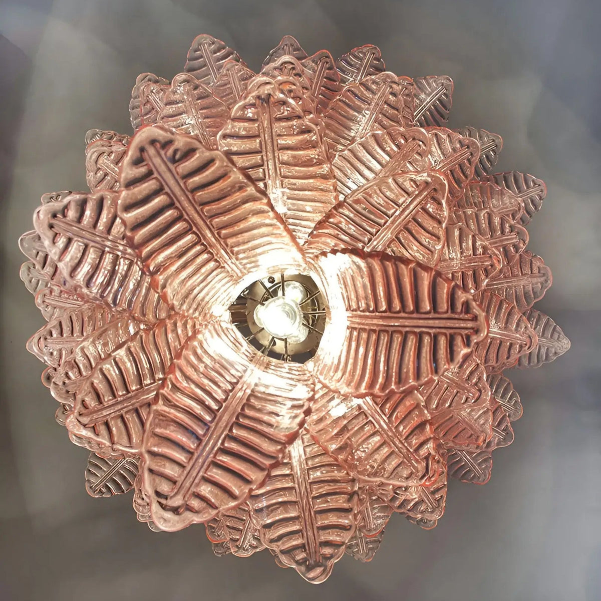 Liorisian kroonluchter met roze Murano-glasbladeren cascaderend romantisch