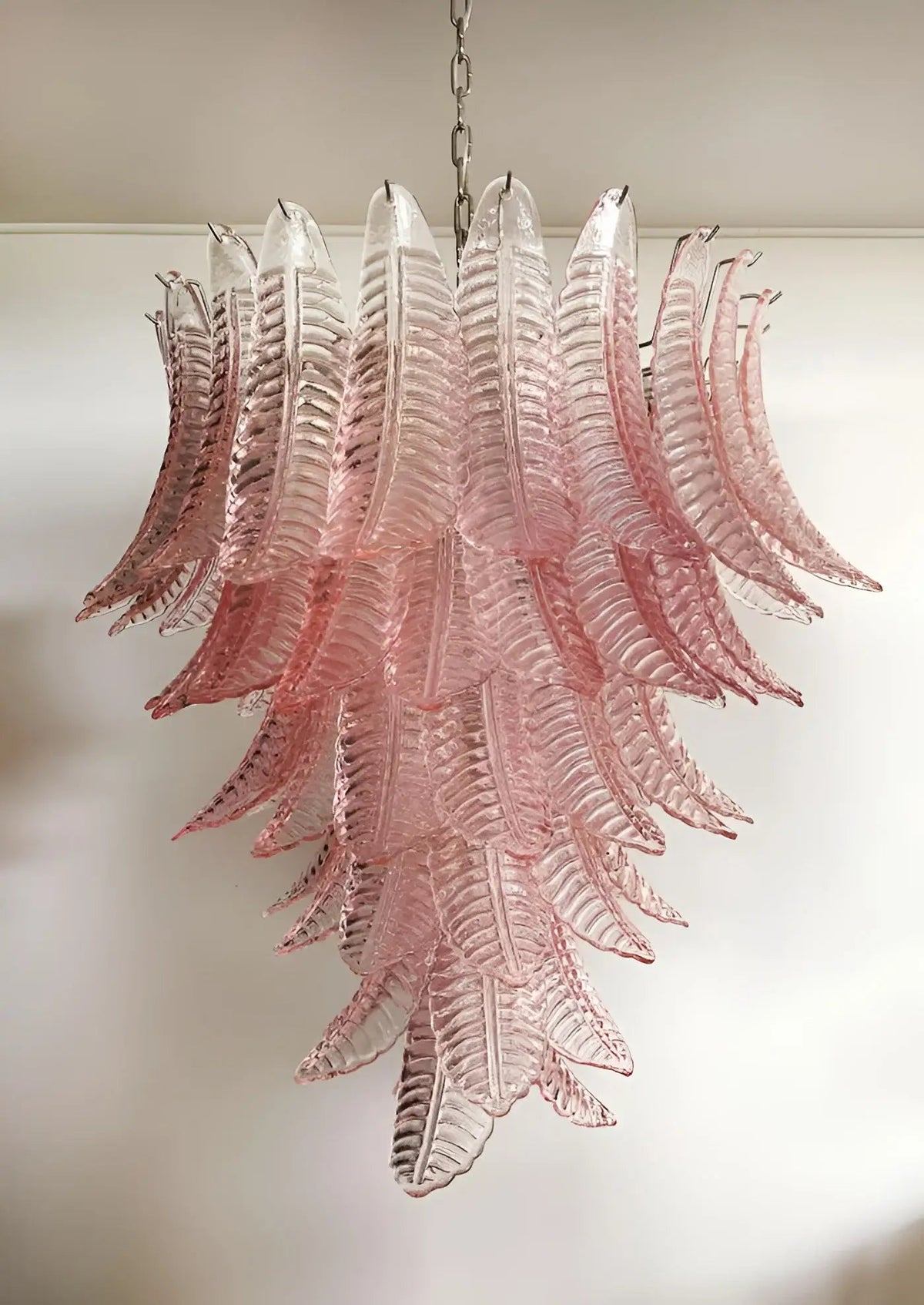 Liorisian kroonluchter met roze Murano-glasbladeren cascaderend romantisch