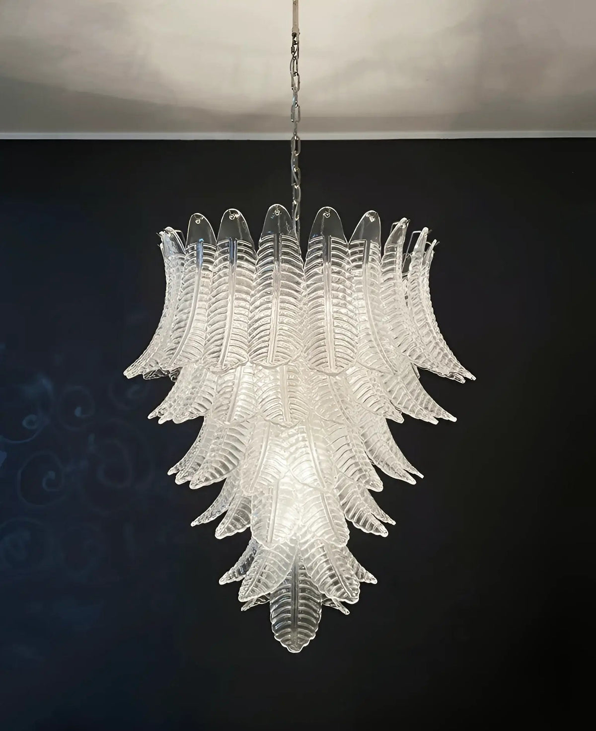Eirineon kroonluchter van helder glas met bladvorm cascaderend elegant