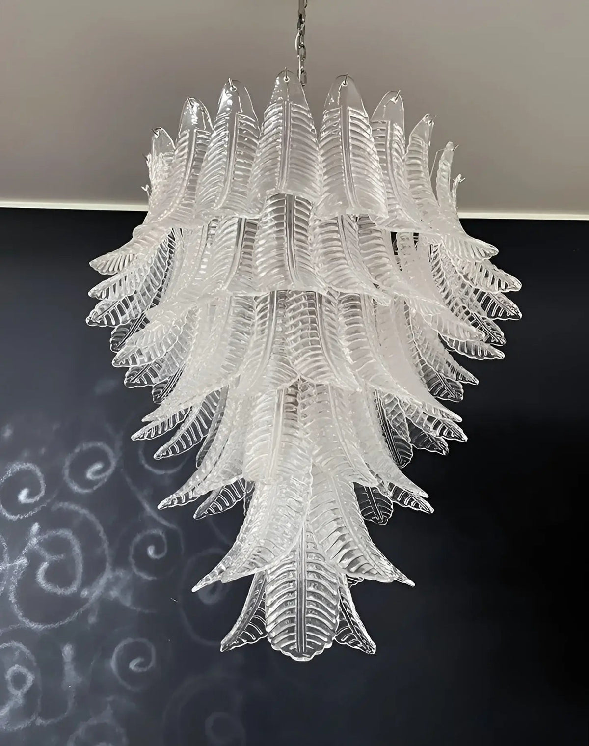 Eirineon kroonluchter van helder glas met bladvorm cascaderend elegant