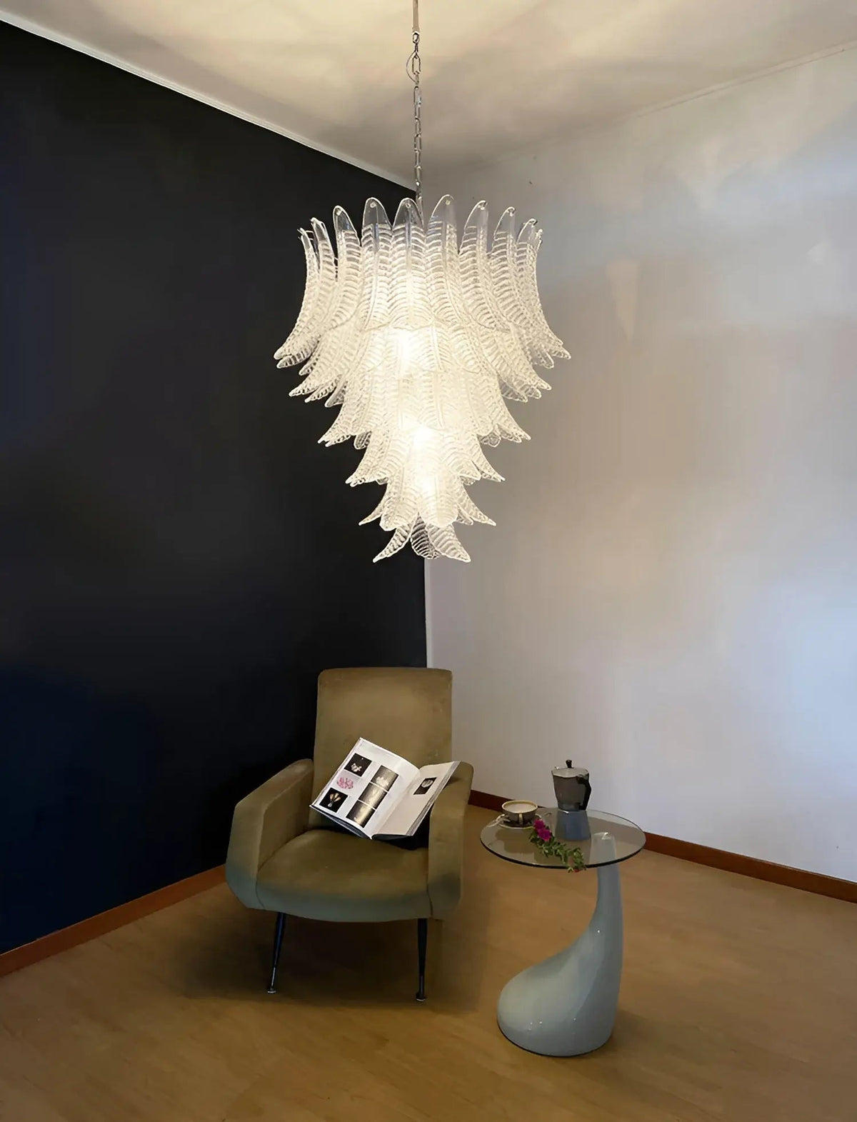Eirineon kroonluchter van helder glas met bladvorm cascaderend elegant