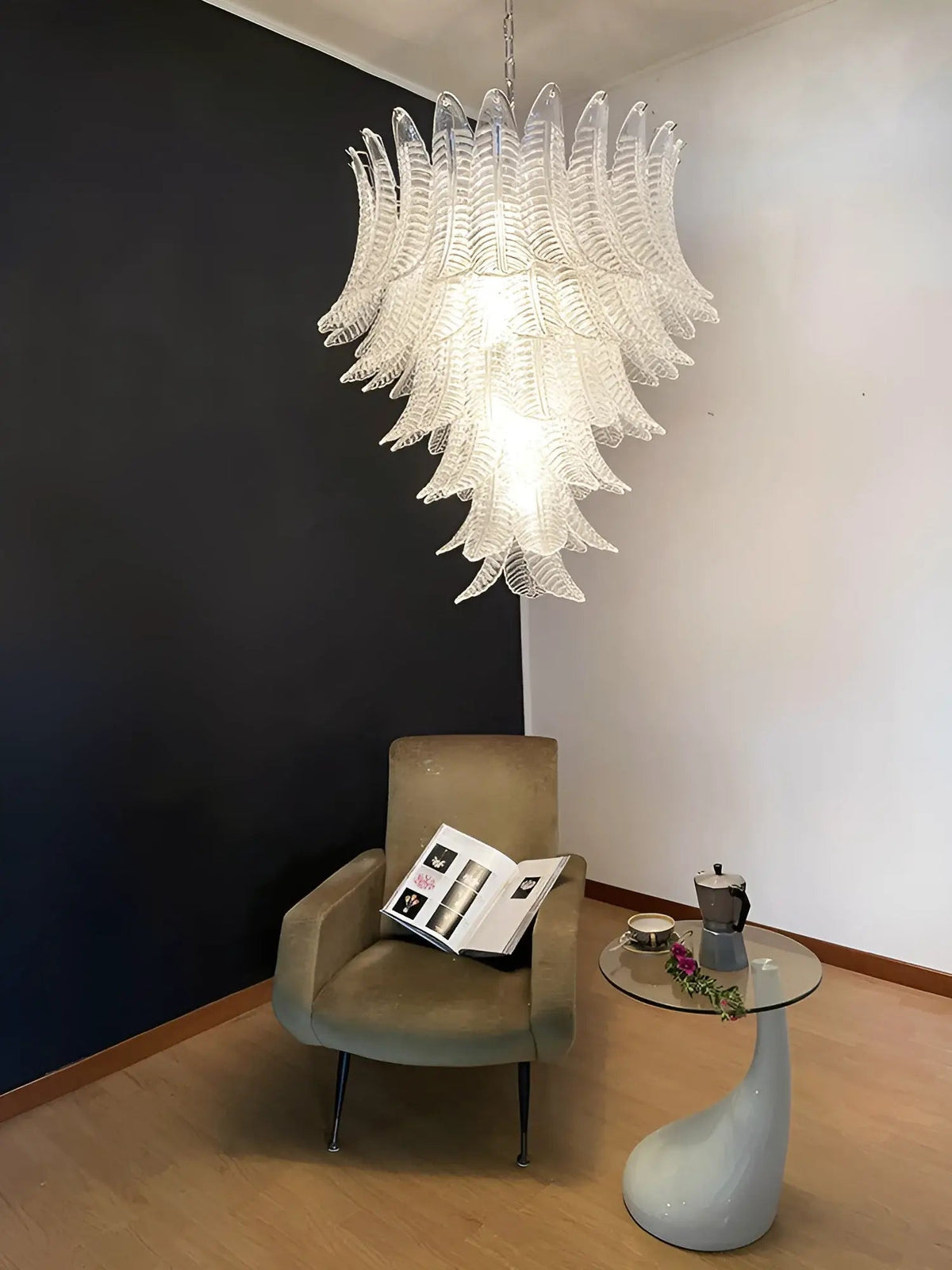 Eirineon kroonluchter van helder glas met bladvorm cascaderend elegant