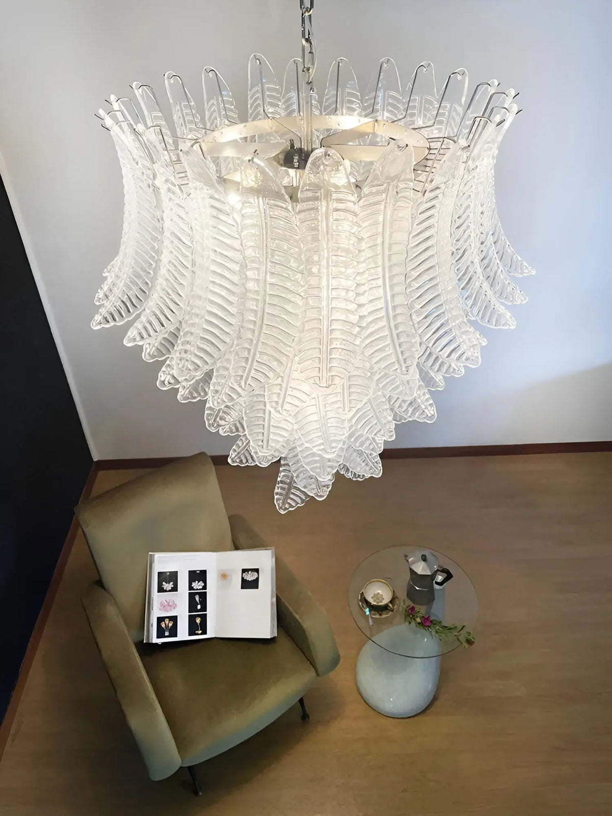 Eirineon kroonluchter van helder glas met bladvorm cascaderend elegant