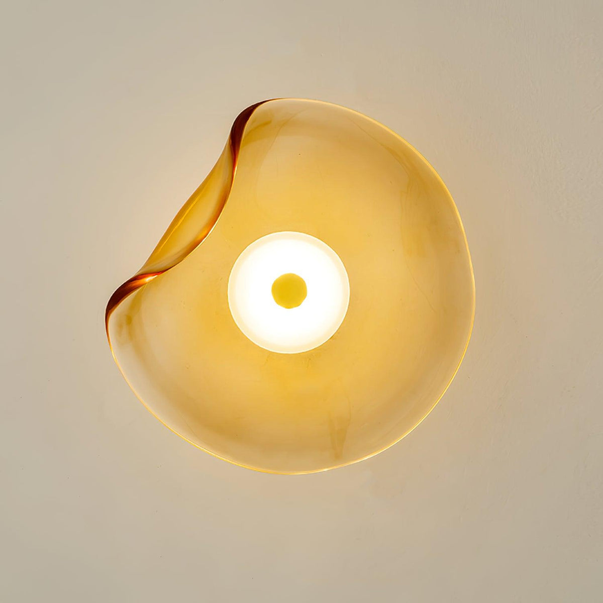 Kira wandlamp met amberkleurig glas