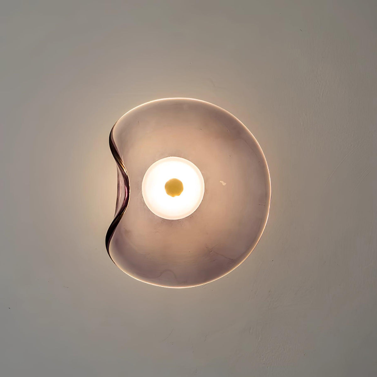 Kira wandlamp met amberkleurig glas