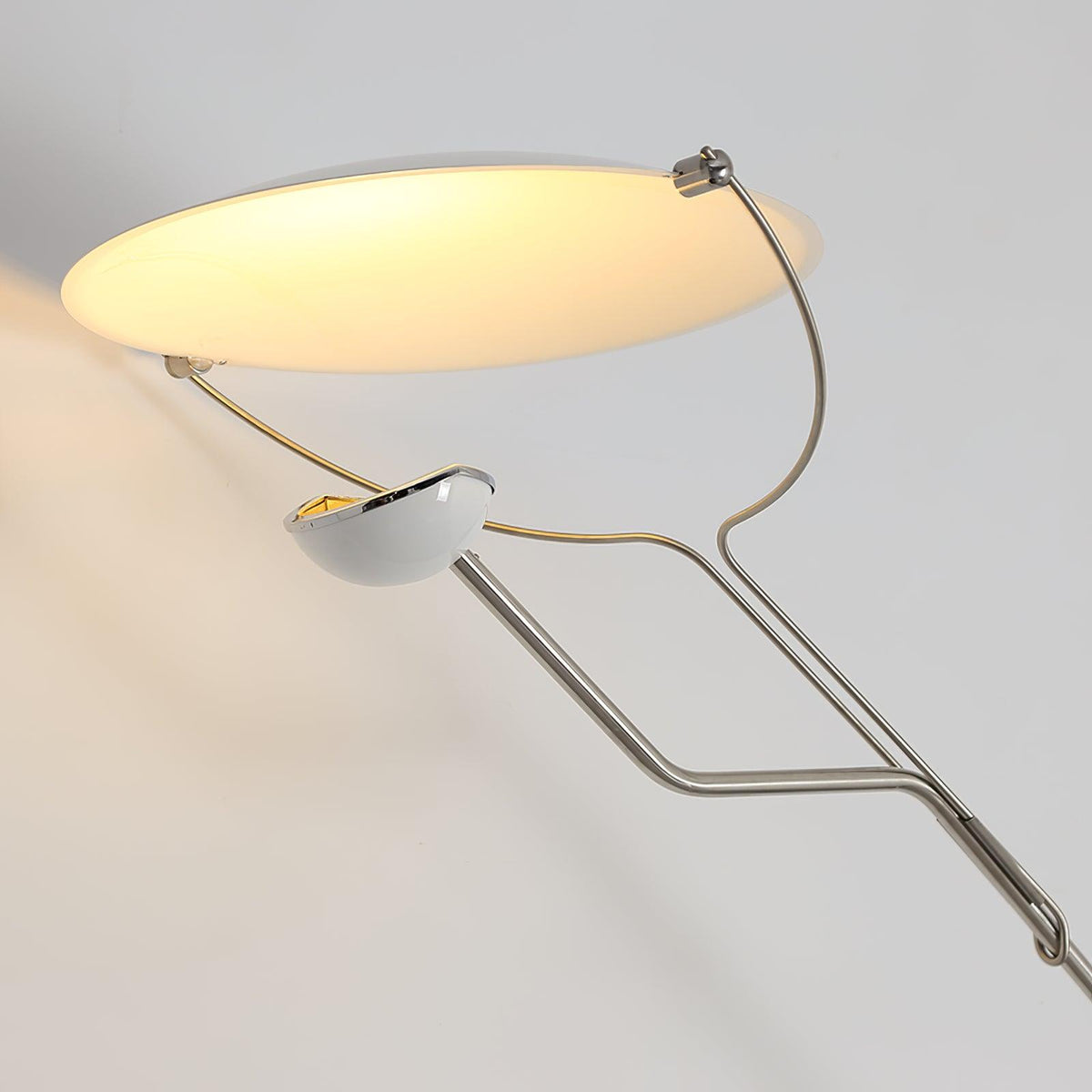 Olvenel vloerlamp met sculpturale chroom marmer