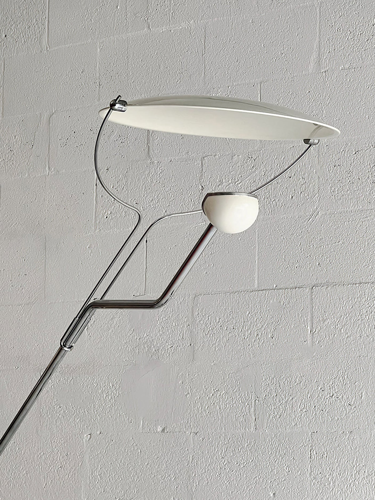 Olvenel vloerlamp met sculpturale chroom marmer
