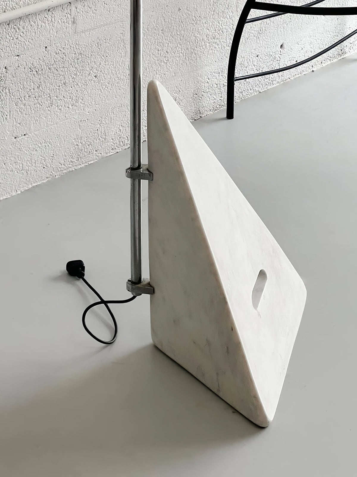 Olvenel vloerlamp met sculpturale chroom marmer