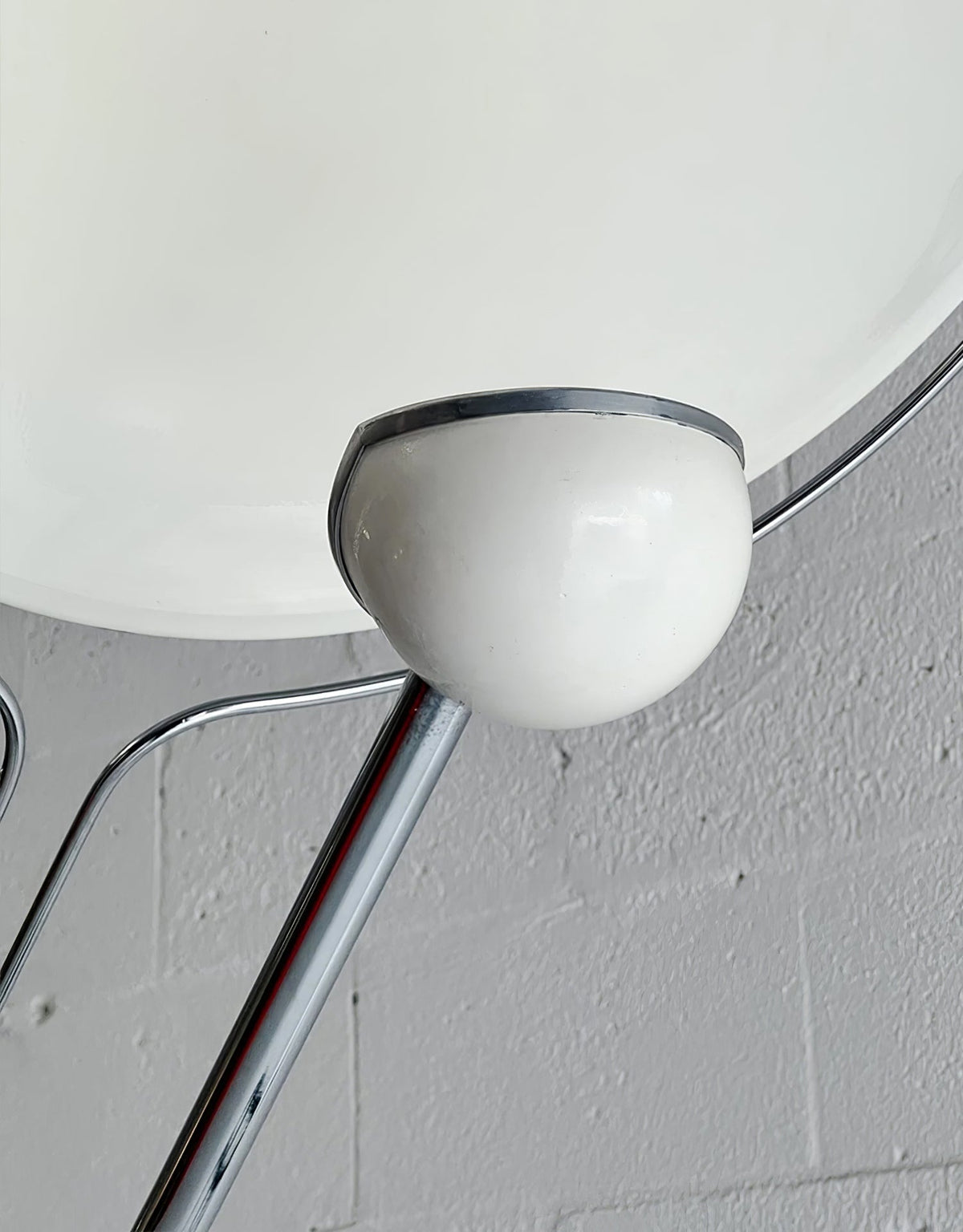 Olvenel vloerlamp met sculpturale chroom marmer