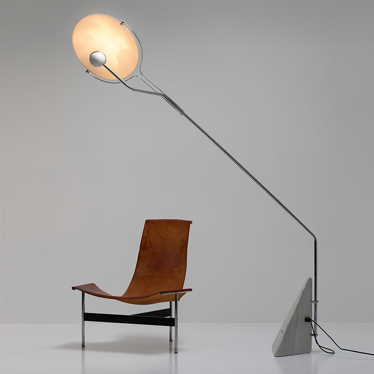 Olvenel vloerlamp met sculpturale chroom marmer